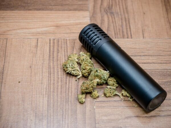 Ein Vaporizer mit Cannabisblüten.