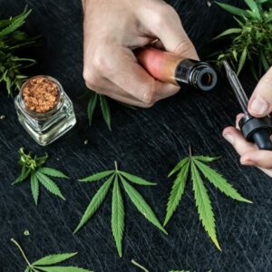 medizinische Vaporizer und deren Anwendung. Hier sind Blüten und Blätter und Öl von Cannabis zu sehen. mit e