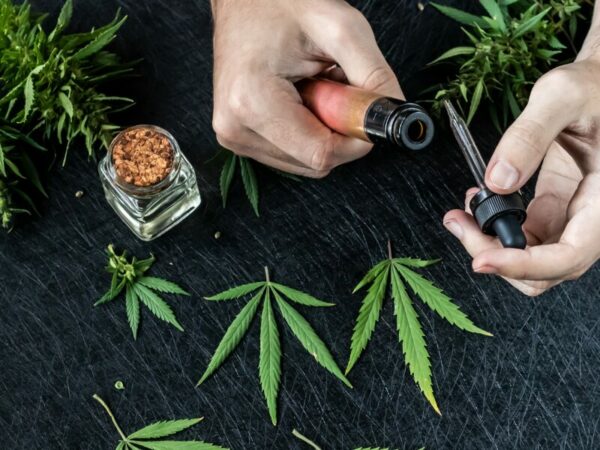medizinische Vaporizer und deren Anwendung. Hier sind Blüten und Blätter und Öl von Cannabis zu sehen. mit e