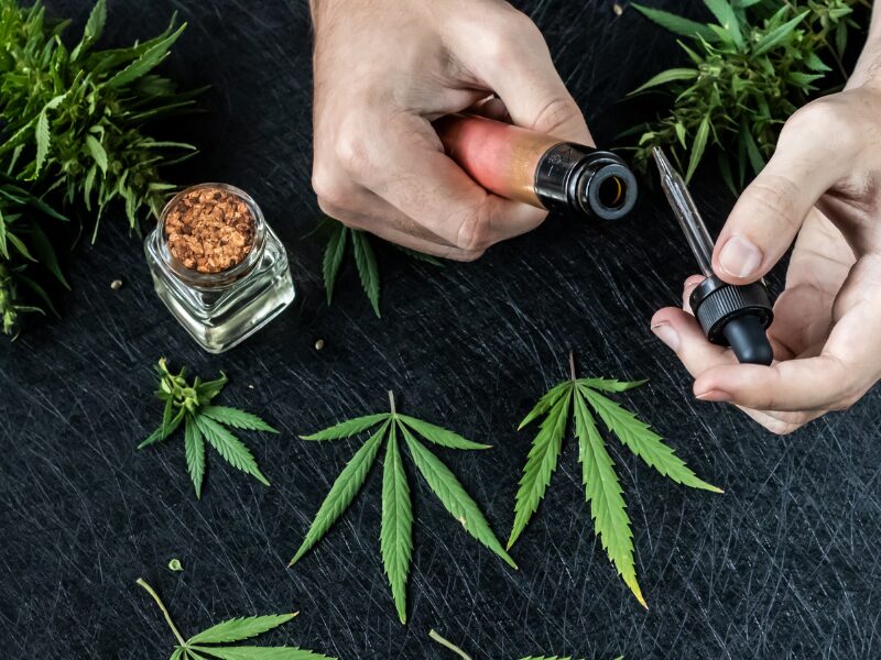 medizinische Vaporizer und deren Anwendung. Hier sind Blüten und Blätter und Öl von Cannabis zu sehen. mit e