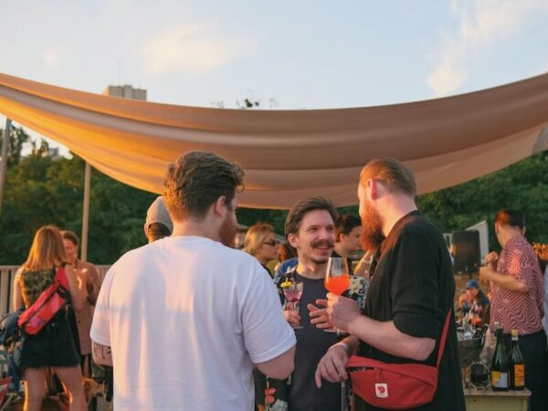 Junge Menschen feiern gemeinsam in Thailand