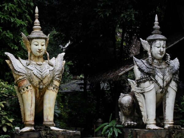 Thailändische Gottheiten aus Stein