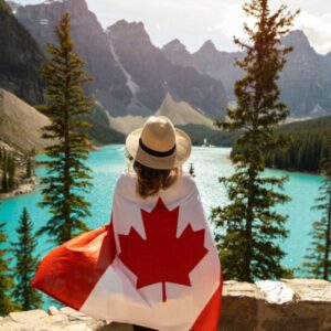 Cannabis Legalisierung in Kanada - eine Frau mit einer kanadischen Flagge vor einem See
