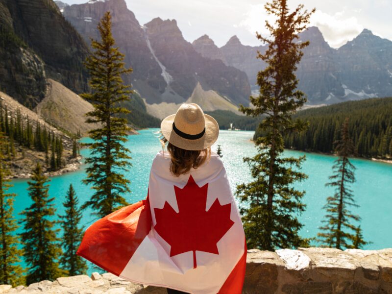 Cannabis Legalisierung in Kanada - eine Frau mit einer kanadischen Flagge vor einem See