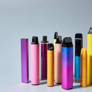 Hier sind verschiedene E-Vapes zu sehen. Leider kann die Nutzung eine Popcorn Lunge verursachen.