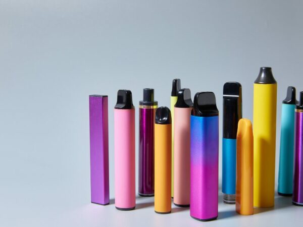 Hier sind verschiedene E-Vapes zu sehen. Leider kann die Nutzung eine Popcorn Lunge verursachen.