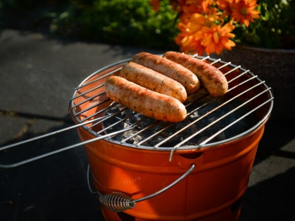 Bratwürste auf einem roten Grill - Cannabis Bratwurst