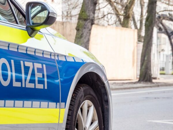 Ein Polizeiauto von der Seite 
