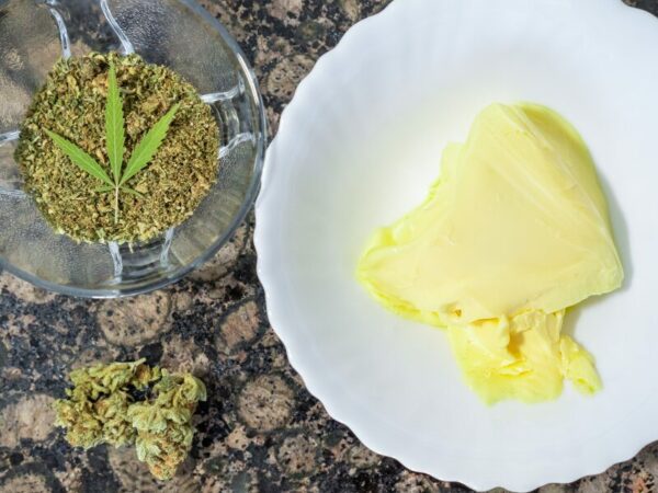 Cannabis Butter - Butter mit Cannabisblüten und einem Blatt