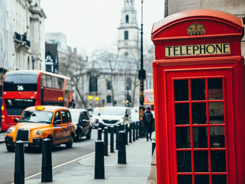 Eine Londoner Telefonzelle in der Stadt. Wird es bald eine Cannabis Entkriminalisierung in England geben?
