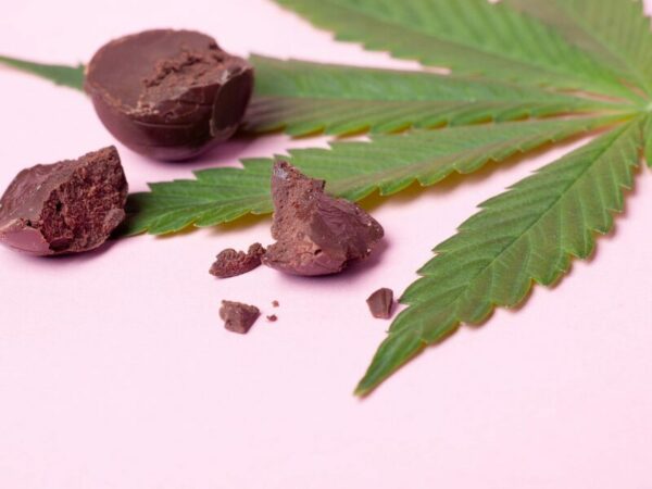Cannabis Schokolade mit einem Cannabis Blatt