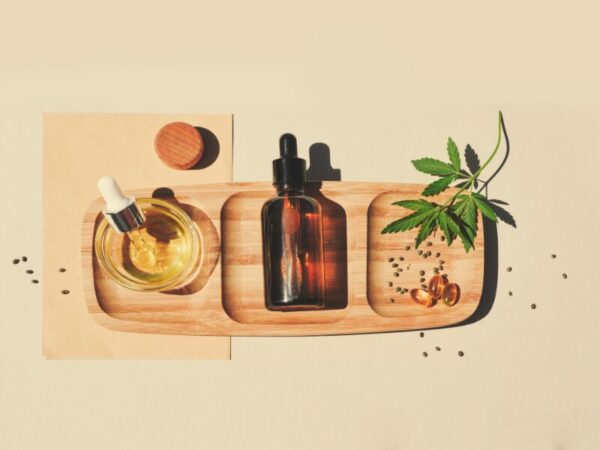 Cannabis extrahieren - gewusst wie. hier sieht man ein cannabisblatt, Öl und eine Tinktur