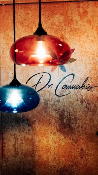 Dr. Cannabis Logo an einer Wand.