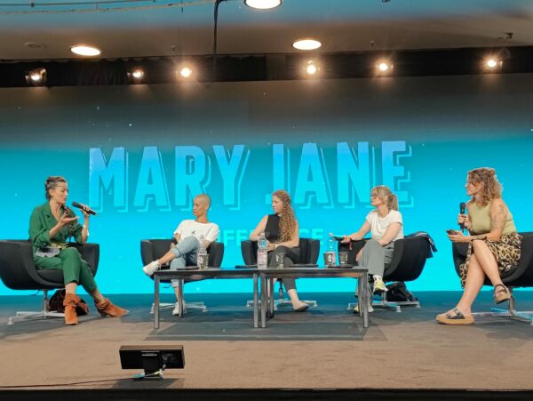 Mila auf der Bühne bei ihrem Frauenpanel mit vier weiteren, starken Frauen