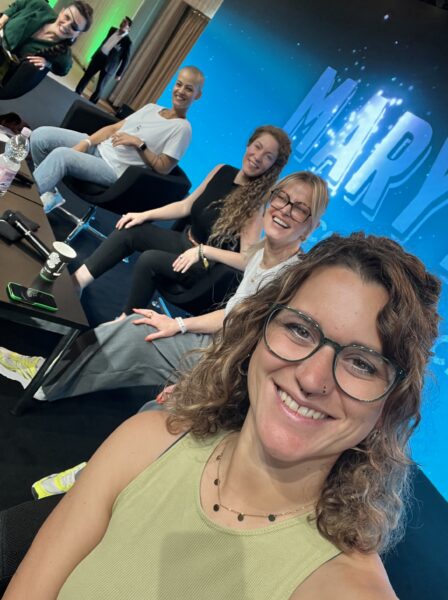 Mila mit ihrem Frauenpanel auf der Bühne der Mary Jane 2025