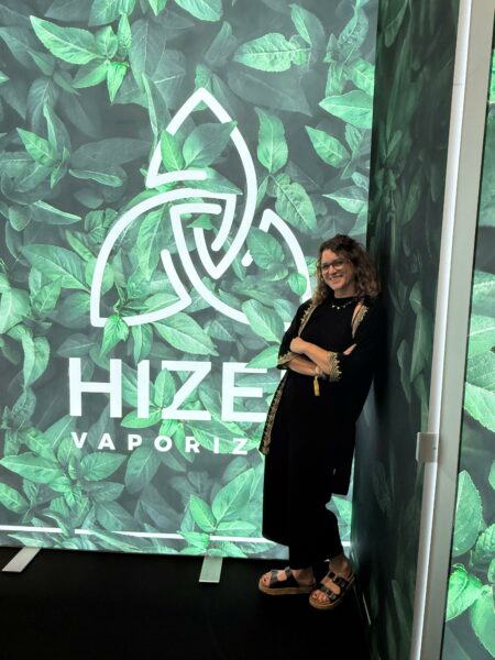 Mila bei dem HIZEN Stand auf der Mary Jane