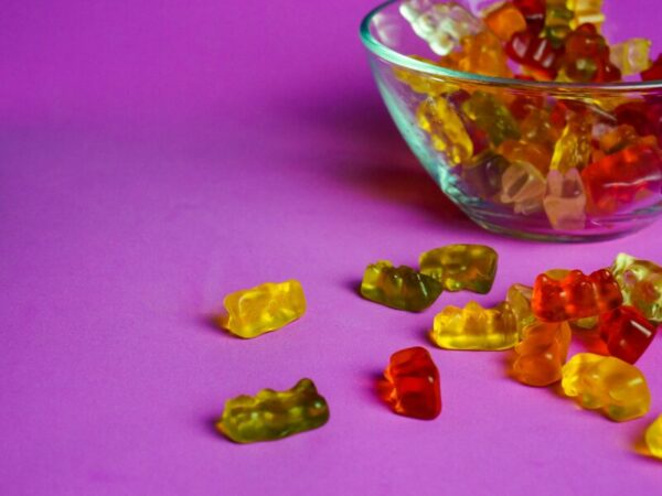 bunte Gummibärchen in einer Schüssel