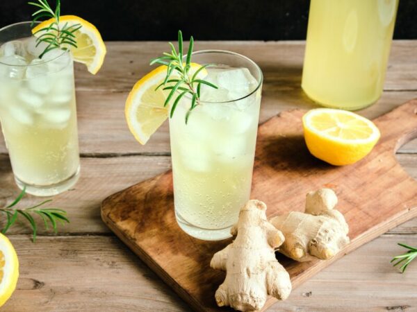 Ein Glas Ingwer Limonade, garniert mit einer Zitrone und etwas grün. Vielleicht mit Cannabis Infused als Cannabib Limo 