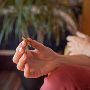 eine Hand mit einem Joint. Eine cannabisbezogene Störung kann jede und jeden betreffen, der oder die viel konsumiert.