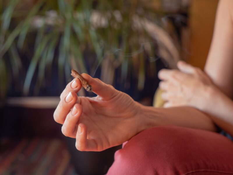 eine Hand mit einem Joint. Eine cannabisbezogene Störung kann jede und jeden betreffen, der oder die viel konsumiert.