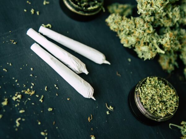 Drei Joints und Cannabis. EIn neuer THC Schwellenwert soll Orientierung für den Konsum schaffen.