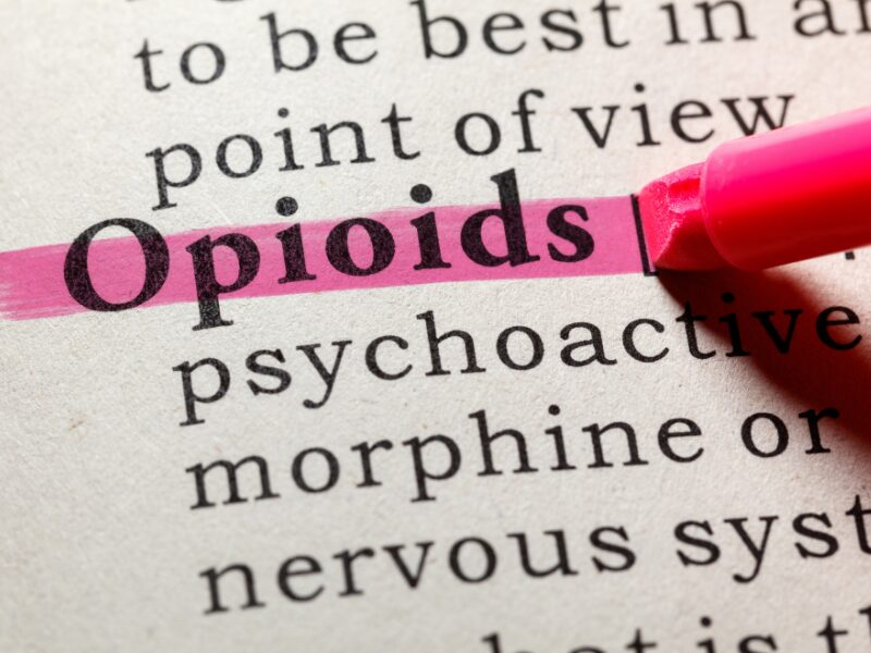 Cannabis als Alternative zu Opioiden. Ist das möglich? Das Wort Opiods in einem Lexikon wird markiert