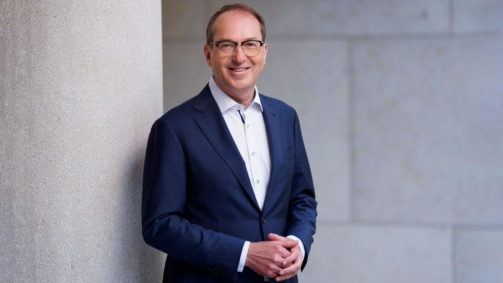 Dobrindts Kritik an der Cannabis Evaluierung. Zu sehen: Alexander Dobrindt Quelle: bmi.bund.de/SharedDocs/downloads/DE/veroeffentlichungen/sonstiges/pressefoto-download-dobrindt-portrait.html