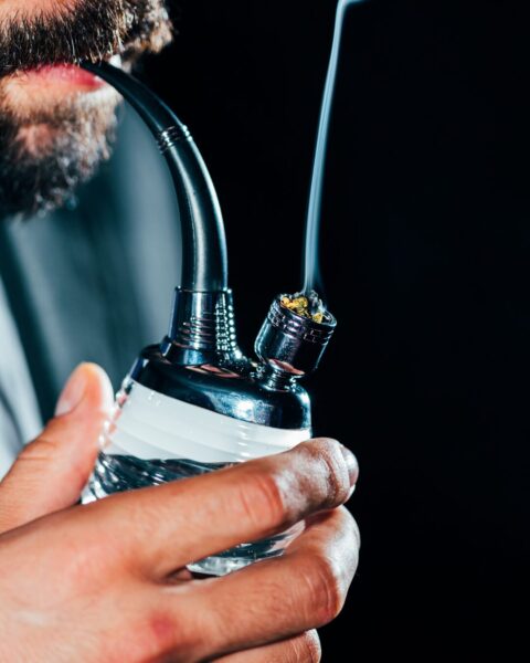 Ein Mann konsumiert Cannabis aus einer Vapo-Bong. 