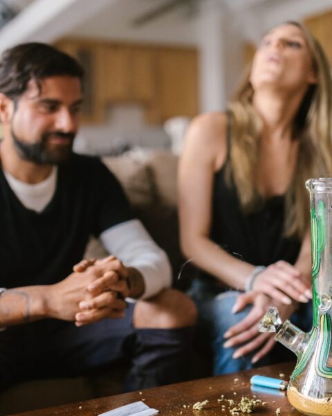 Ein Mann und eine Frau mit einer Bong