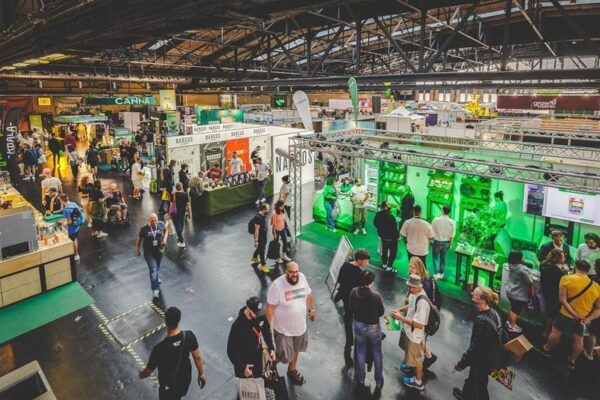 Menschen auf einer Cannabis Messe