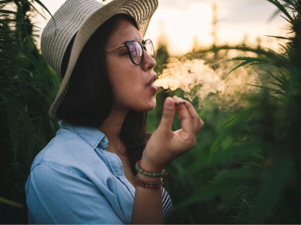 Eine junge Frau konsumiert Cannabis 