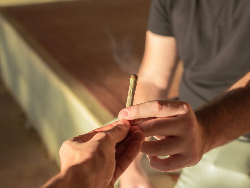 Ein Joint wird übergeben. Hat sich der Cannabiskonsum von Jugendlichen nach Legalisierung verändert?