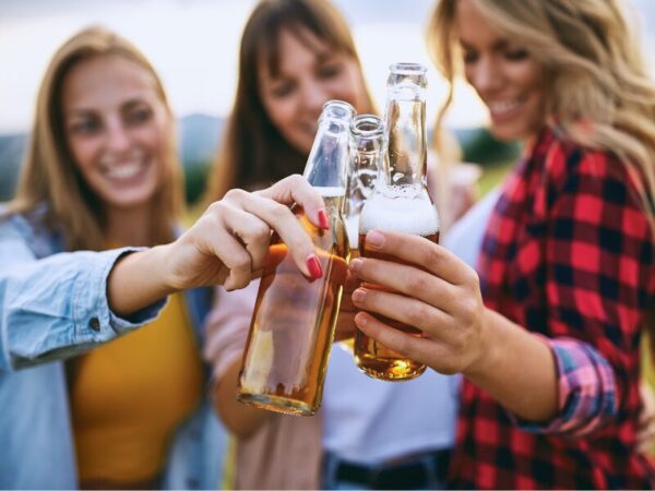 Junge Frauen trinken ein Bier